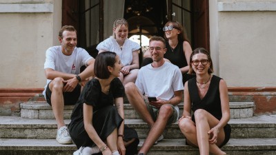 Das Team von empfehlenswert sitzt auf einer Treppe